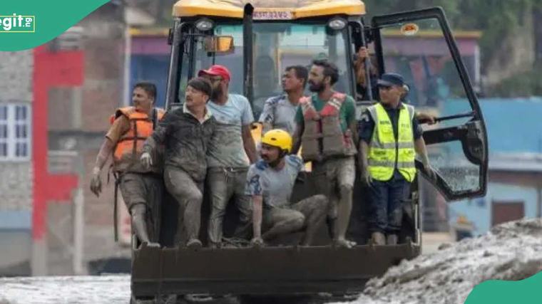 Nepal flood kills 100 as hundreds of tourists remain missing